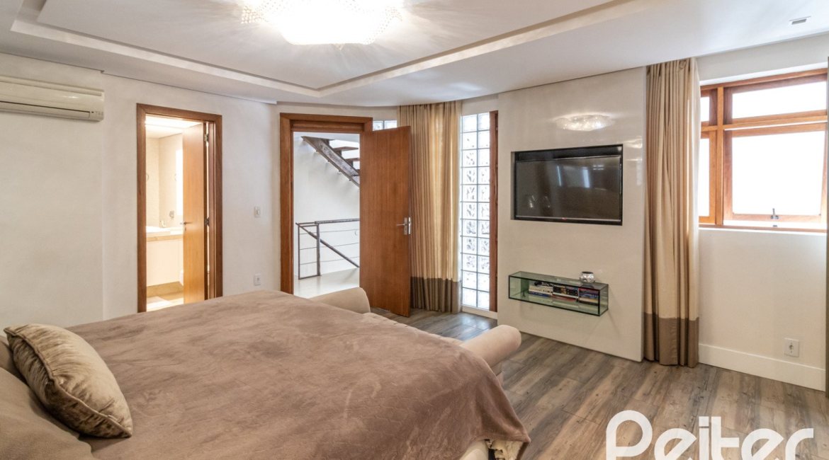 Casa em Condomínio à venda com 386m², 3 dormitórios, 1 suíte, 2 vagas, no bairro Vila Assuncao em Porto Alegre