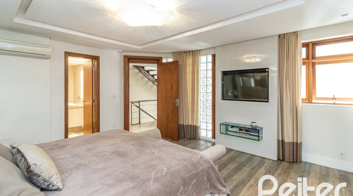 Casa em Condomínio à venda com 386m², 3 dormitórios, 1 suíte, 2 vagas, no bairro Vila Assuncao em Porto Alegre