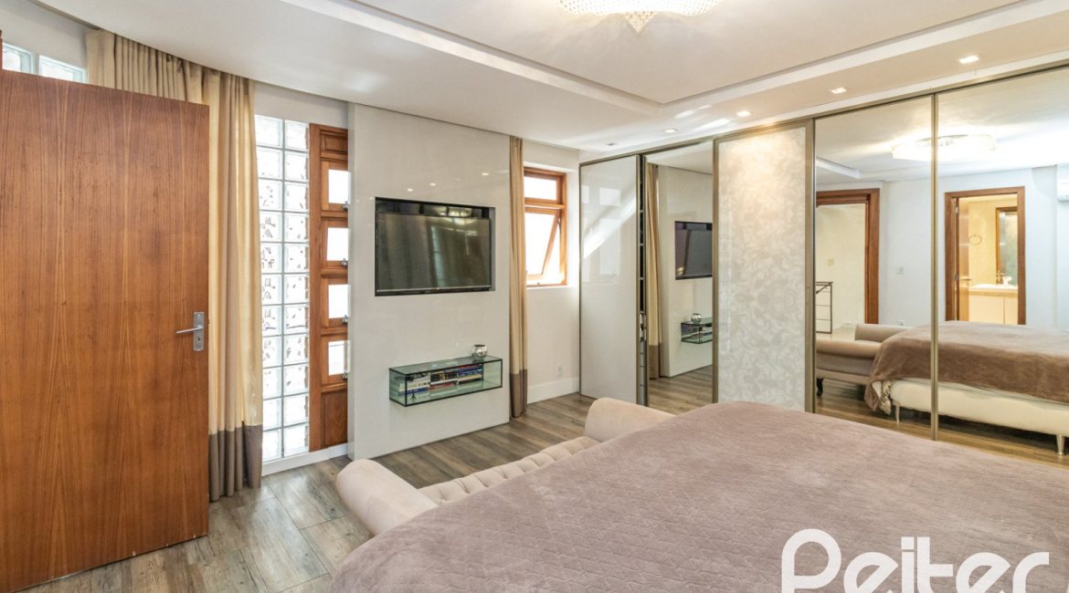 Casa em Condomínio à venda com 386m², 3 dormitórios, 1 suíte, 2 vagas, no bairro Vila Assuncao em Porto Alegre
