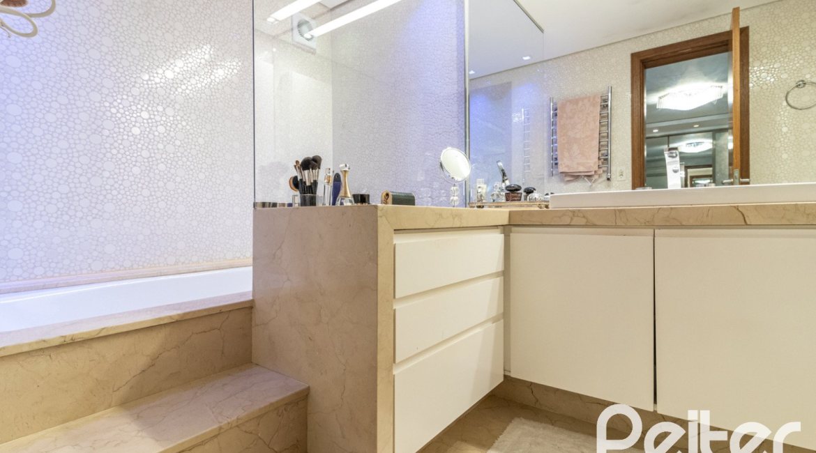 Casa em Condomínio à venda com 386m², 3 dormitórios, 1 suíte, 2 vagas, no bairro Vila Assuncao em Porto Alegre