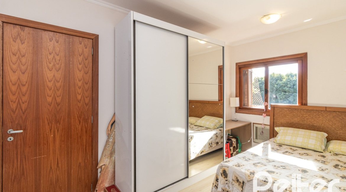 Casa em Condomínio à venda com 386m², 3 dormitórios, 1 suíte, 2 vagas, no bairro Vila Assuncao em Porto Alegre