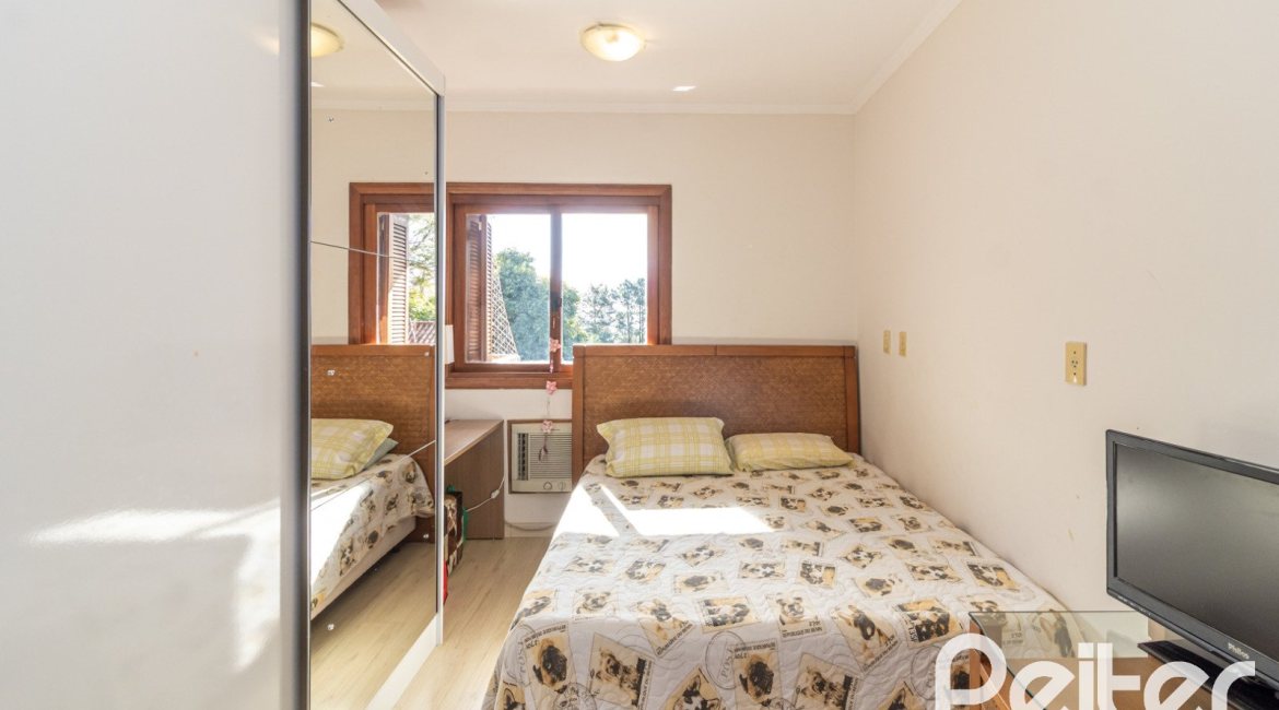 Casa em Condomínio à venda com 386m², 3 dormitórios, 1 suíte, 2 vagas, no bairro Vila Assuncao em Porto Alegre