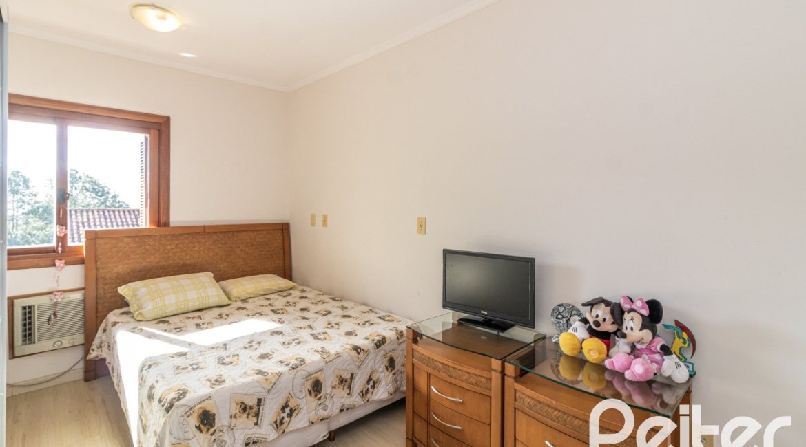 Casa em Condomínio à venda com 386m², 3 dormitórios, 1 suíte, 2 vagas, no bairro Vila Assuncao em Porto Alegre