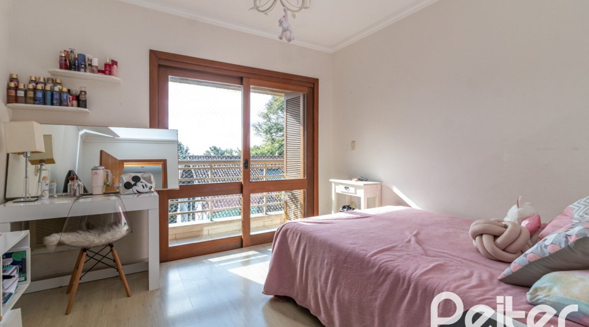 Casa em Condomínio à venda com 386m², 3 dormitórios, 1 suíte, 2 vagas, no bairro Vila Assuncao em Porto Alegre