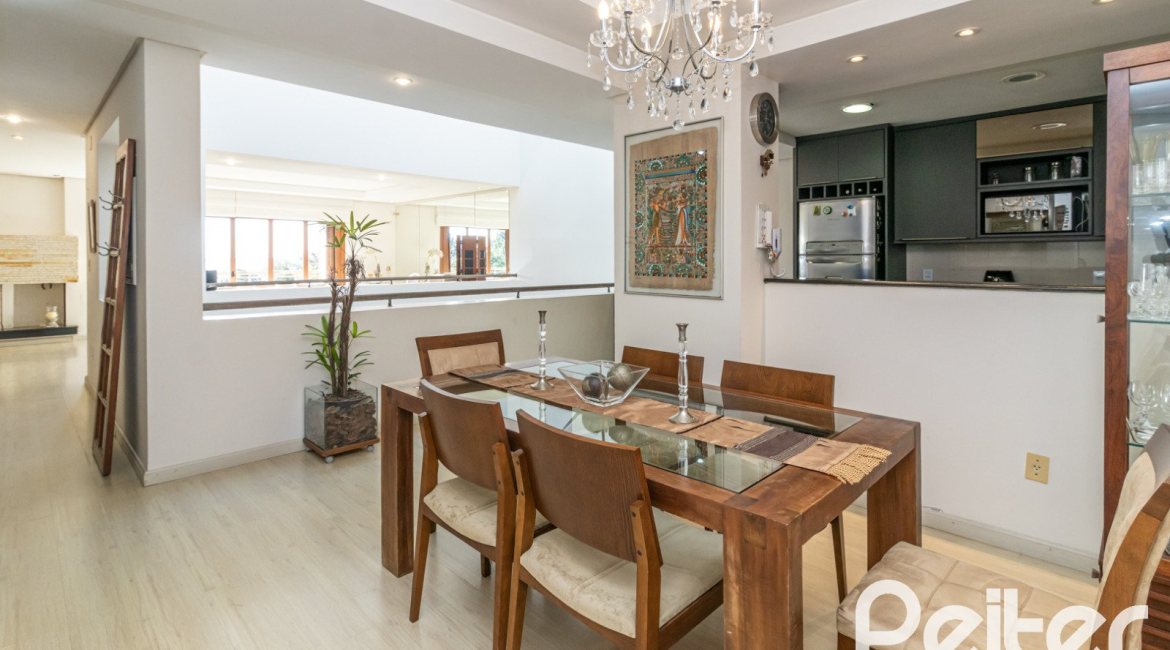 Casa em Condomínio à venda com 386m², 3 dormitórios, 1 suíte, 2 vagas, no bairro Vila Assuncao em Porto Alegre