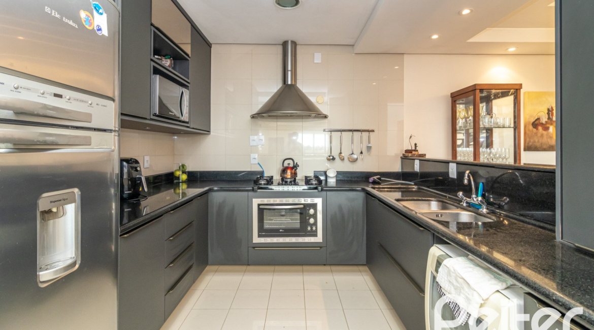 Casa em Condomínio à venda com 386m², 3 dormitórios, 1 suíte, 2 vagas, no bairro Vila Assuncao em Porto Alegre