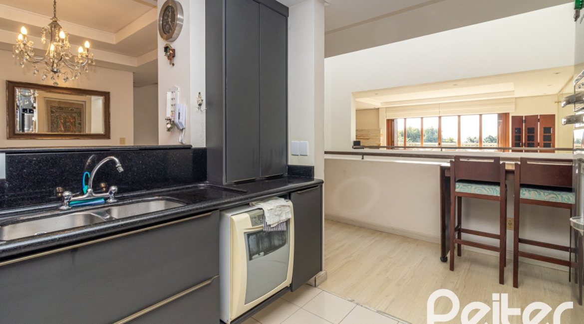 Casa em Condomínio à venda com 386m², 3 dormitórios, 1 suíte, 2 vagas, no bairro Vila Assuncao em Porto Alegre