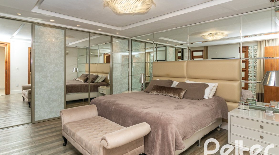 Casa em Condomínio à venda com 386m², 3 dormitórios, 1 suíte, 2 vagas, no bairro Vila Assuncao em Porto Alegre