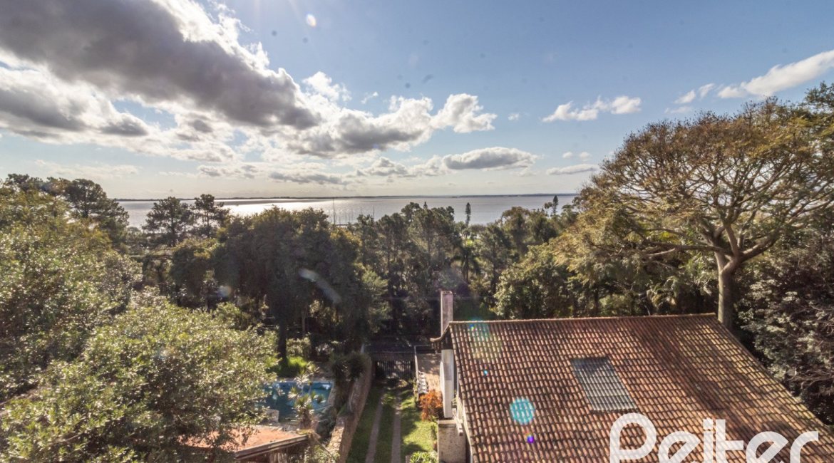 Casa em Condomínio à venda com 386m², 3 dormitórios, 1 suíte, 2 vagas, no bairro Vila Assuncao em Porto Alegre