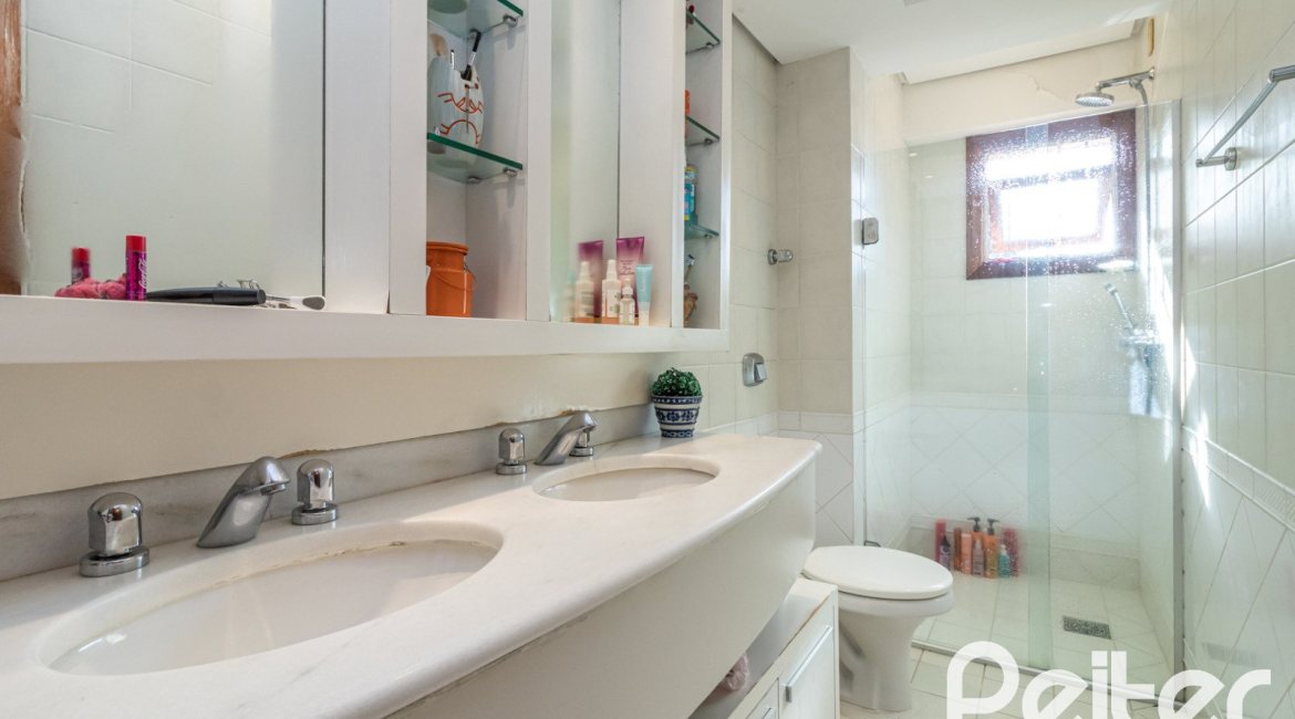 Casa em Condomínio à venda com 386m², 3 dormitórios, 1 suíte, 2 vagas, no bairro Vila Assuncao em Porto Alegre