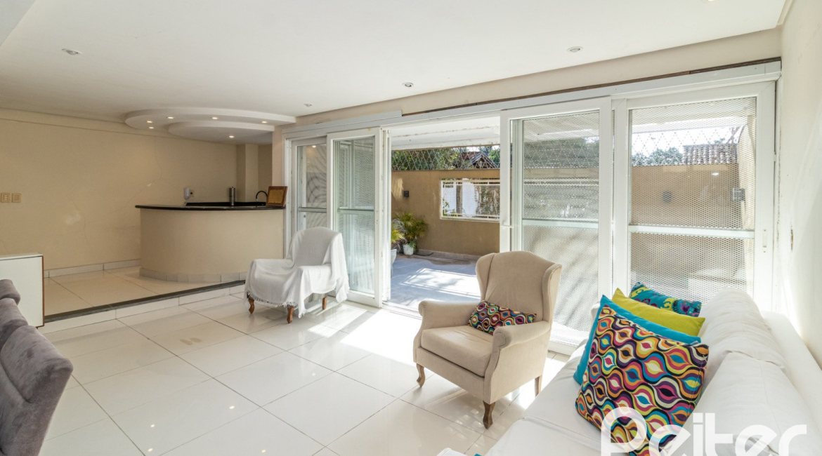 Casa em Condomínio à venda com 386m², 3 dormitórios, 1 suíte, 2 vagas, no bairro Vila Assuncao em Porto Alegre