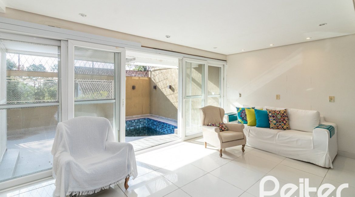 Casa em Condomínio à venda com 386m², 3 dormitórios, 1 suíte, 2 vagas, no bairro Vila Assuncao em Porto Alegre