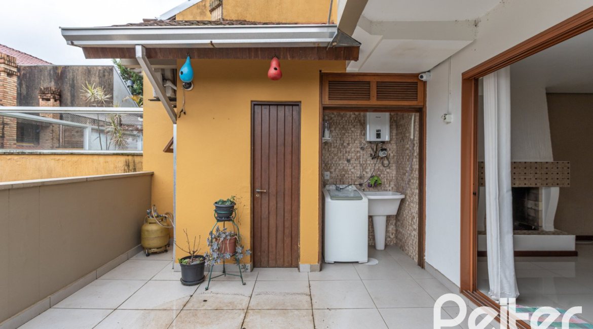 Casa em Condomínio à venda com 186m², 3 dormitórios, 1 suíte, 2 vagas, no bairro Jardim Isabel em Porto Alegre