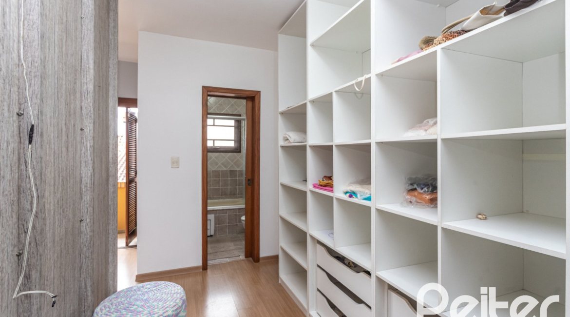 Casa em Condomínio à venda com 186m², 3 dormitórios, 1 suíte, 2 vagas, no bairro Jardim Isabel em Porto Alegre