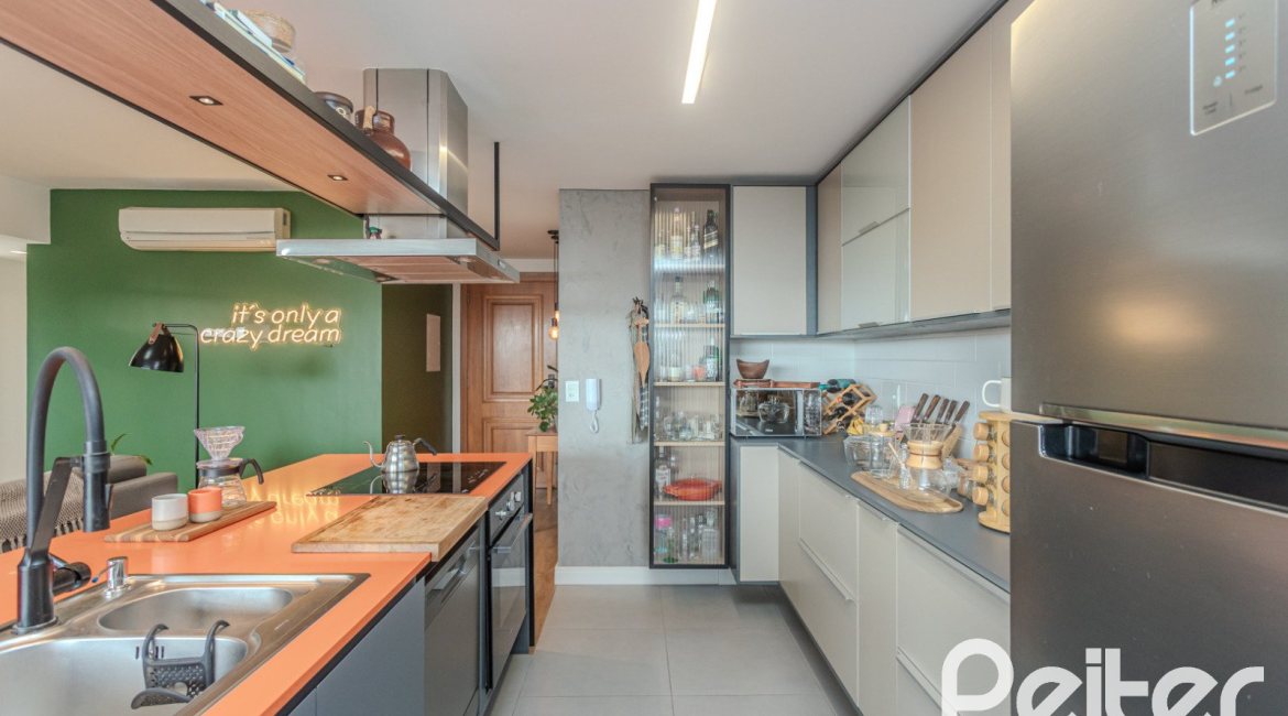 Apartamento à venda com 109m², 3 dormitórios, 1 suíte, 2 vagas, no bairro Cristal em Porto Alegre