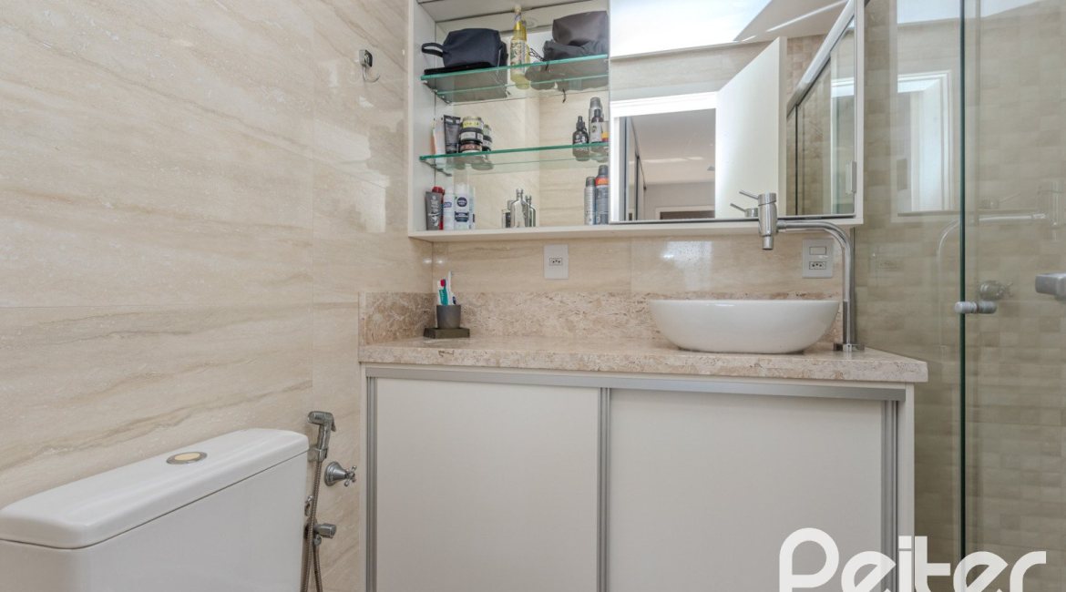 Apartamento à venda com 109m², 3 dormitórios, 1 suíte, 2 vagas, no bairro Cristal em Porto Alegre