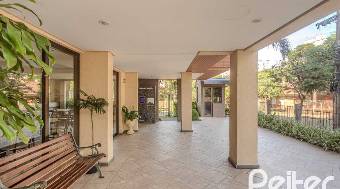 Apartamento à venda com 109m², 3 dormitórios, 1 suíte, 2 vagas, no bairro Cristal em Porto Alegre