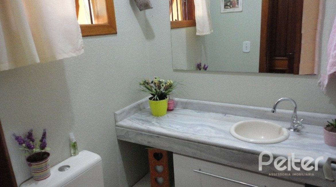 Casa à venda com 156m², 3 dormitórios, 1 suíte, 2 vagas, no bairro Espírito Santo em Porto Alegre