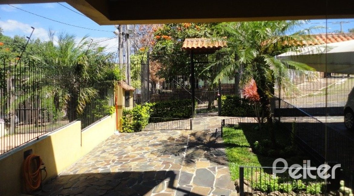 Casa à venda com 156m², 3 dormitórios, 1 suíte, 2 vagas, no bairro Espírito Santo em Porto Alegre