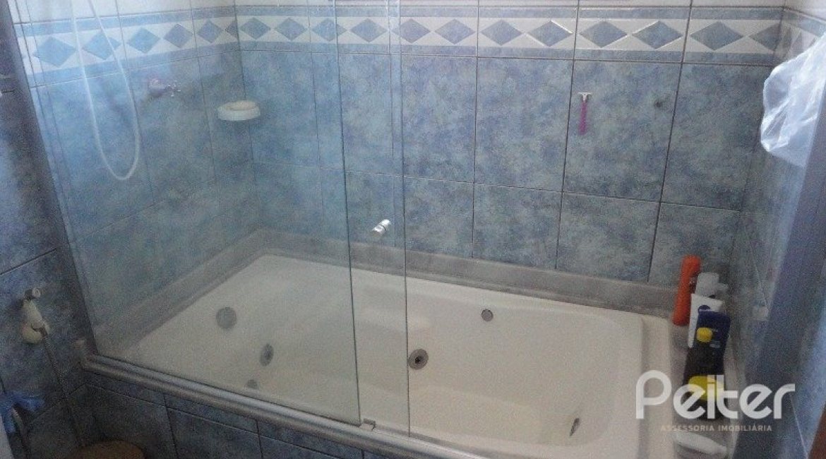 Casa à venda com 156m², 3 dormitórios, 1 suíte, 2 vagas, no bairro Espírito Santo em Porto Alegre