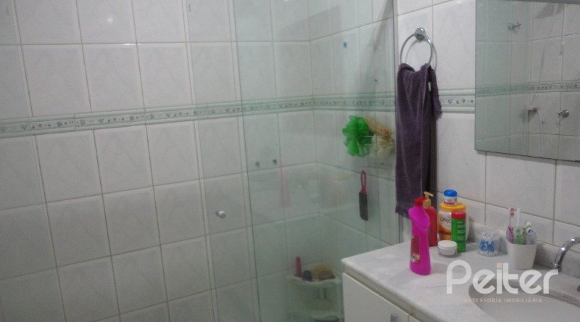 Casa à venda com 156m², 3 dormitórios, 1 suíte, 2 vagas, no bairro Espírito Santo em Porto Alegre