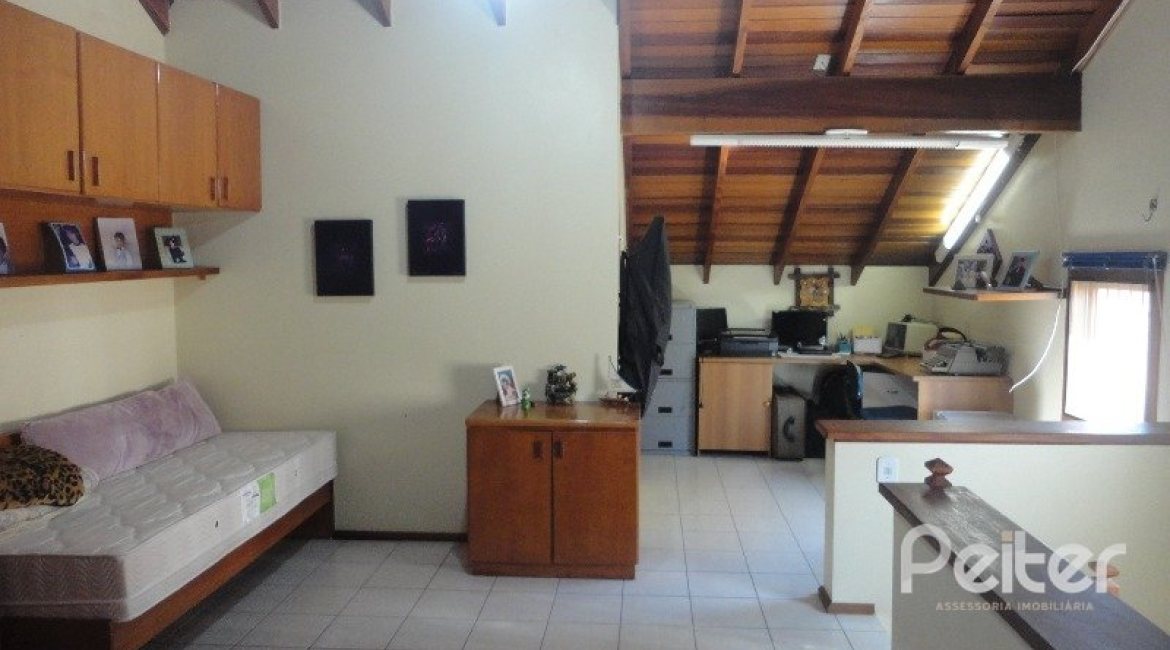 Casa à venda com 156m², 3 dormitórios, 1 suíte, 2 vagas, no bairro Espírito Santo em Porto Alegre