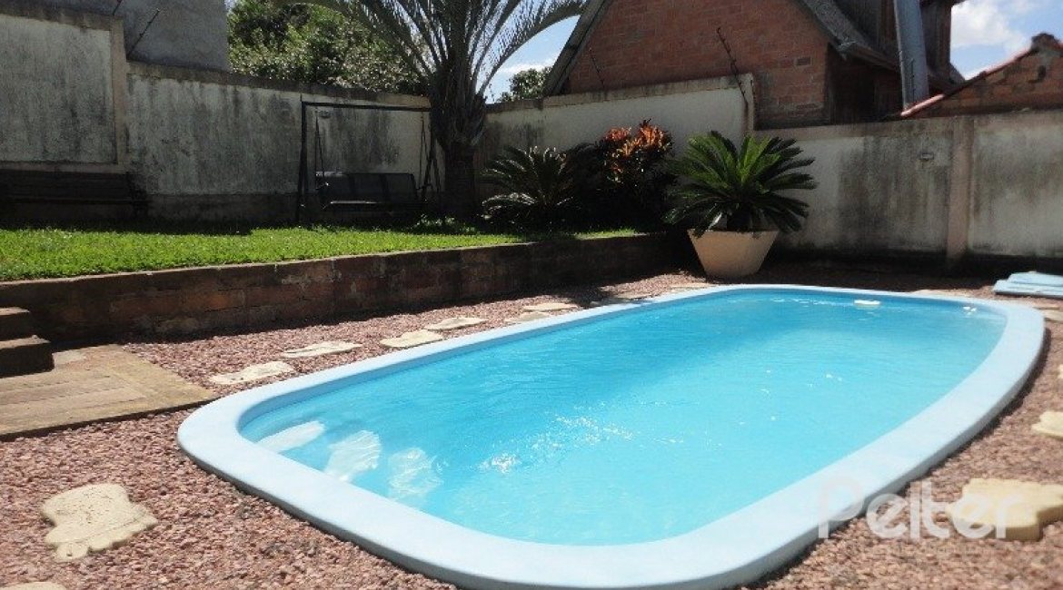 Casa à venda com 156m², 3 dormitórios, 1 suíte, 2 vagas, no bairro Espírito Santo em Porto Alegre