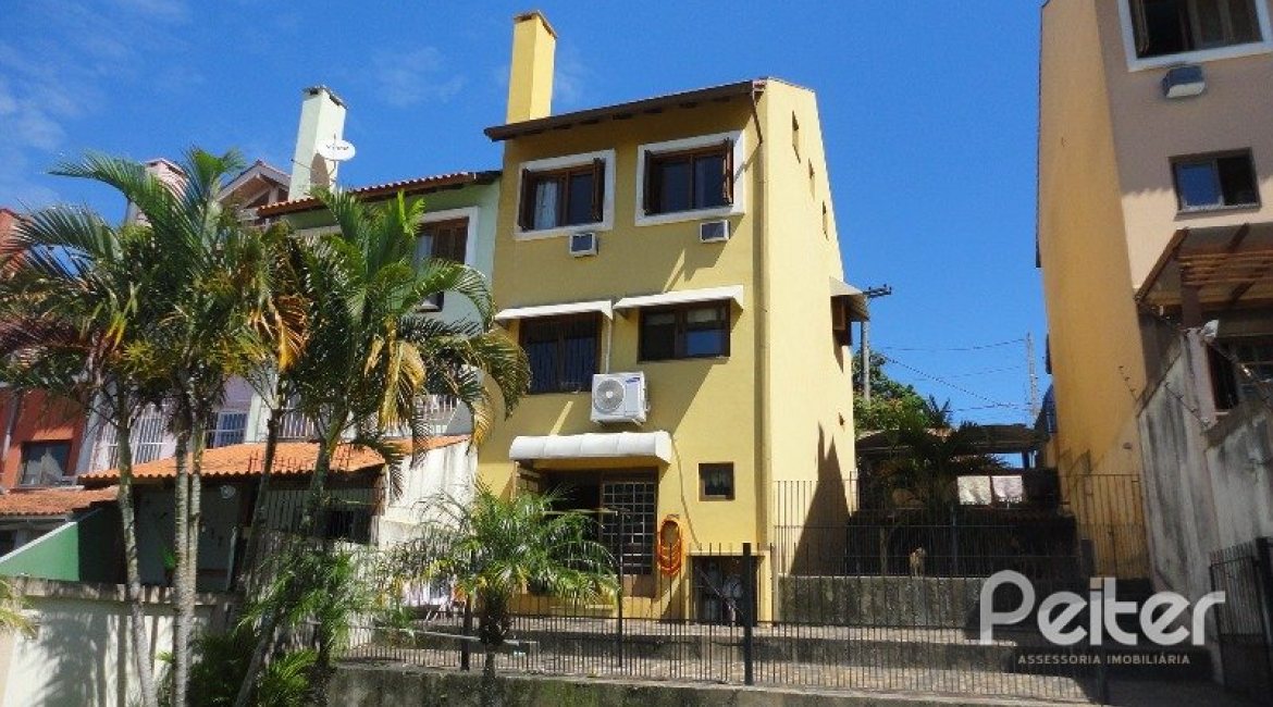 Casa à venda com 156m², 3 dormitórios, 1 suíte, 2 vagas, no bairro Espírito Santo em Porto Alegre