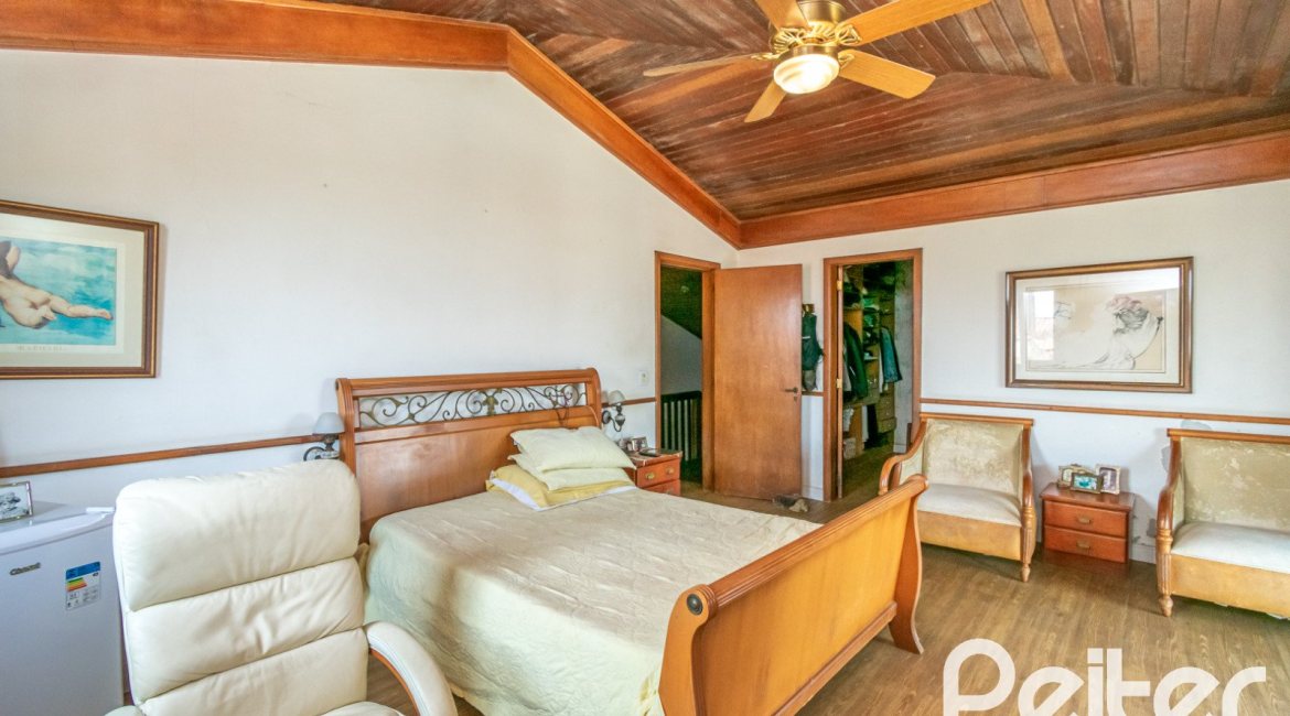 Casa à venda com 255m², 3 dormitórios, 1 suíte, 2 vagas, no bairro Vila Assuncao em Porto Alegre