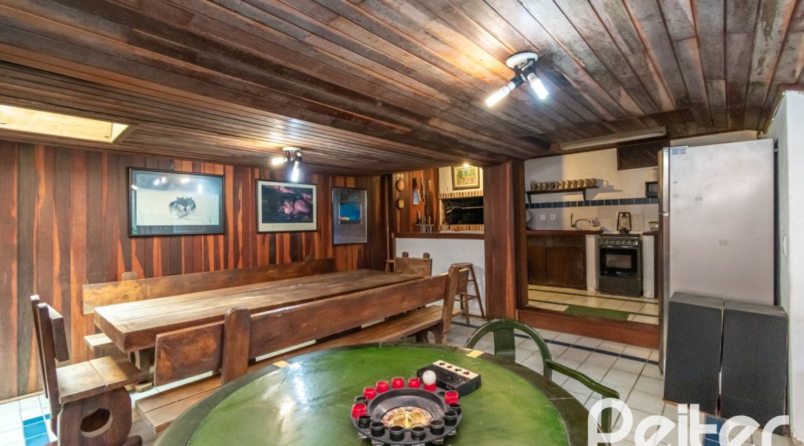 Casa à venda com 255m², 3 dormitórios, 1 suíte, 2 vagas, no bairro Vila Assuncao em Porto Alegre