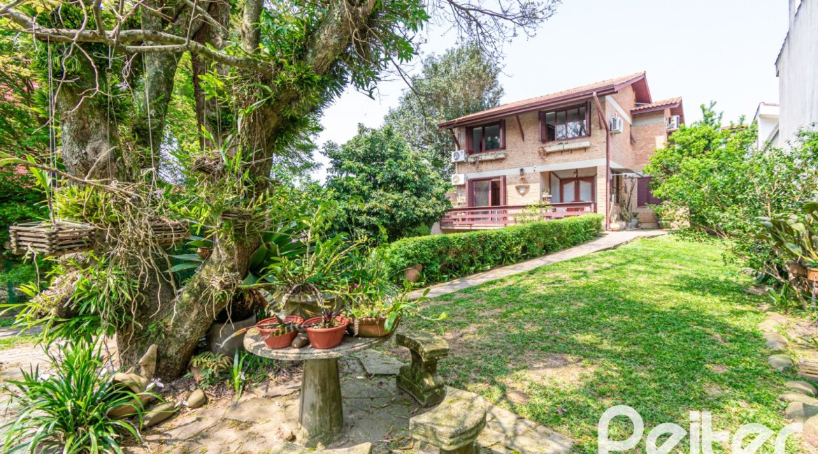 Casa à venda com 255m², 3 dormitórios, 1 suíte, 2 vagas, no bairro Vila Assuncao em Porto Alegre