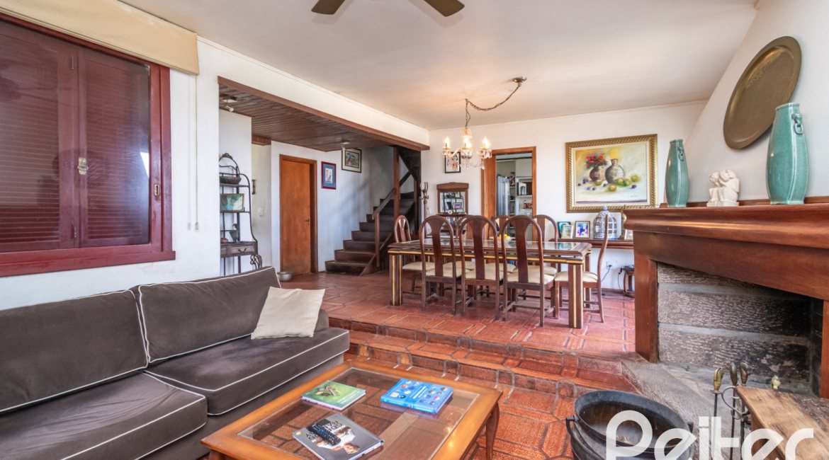 Casa à venda com 255m², 3 dormitórios, 1 suíte, 2 vagas, no bairro Vila Assuncao em Porto Alegre