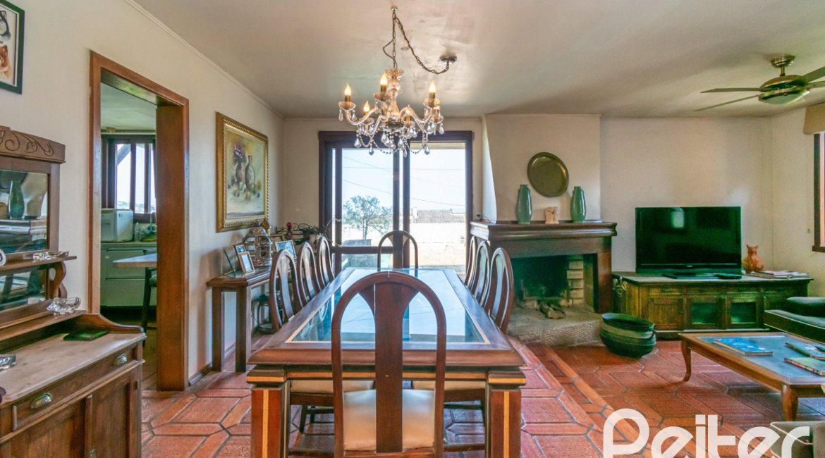 Casa à venda com 255m², 3 dormitórios, 1 suíte, 2 vagas, no bairro Vila Assuncao em Porto Alegre