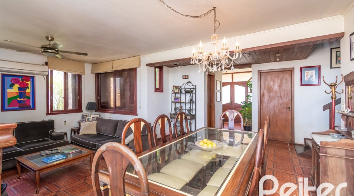 Casa à venda com 255m², 3 dormitórios, 1 suíte, 2 vagas, no bairro Vila Assuncao em Porto Alegre