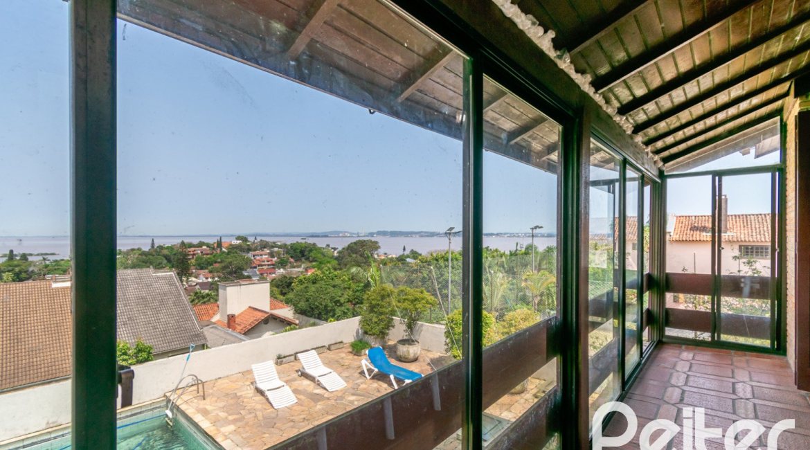 Casa à venda com 255m², 3 dormitórios, 1 suíte, 2 vagas, no bairro Vila Assuncao em Porto Alegre