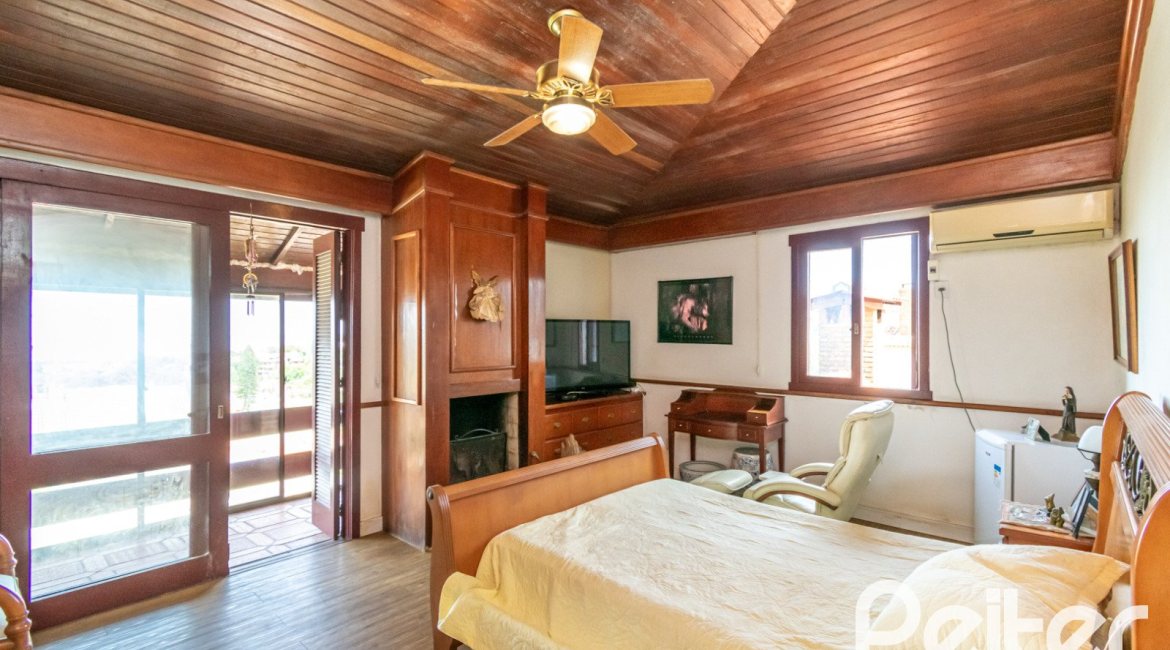 Casa à venda com 255m², 3 dormitórios, 1 suíte, 2 vagas, no bairro Vila Assuncao em Porto Alegre