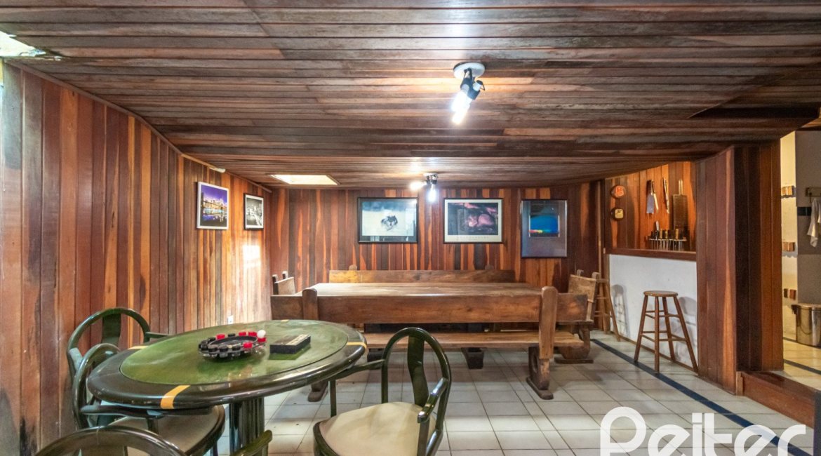 Casa à venda com 255m², 3 dormitórios, 1 suíte, 2 vagas, no bairro Vila Assuncao em Porto Alegre