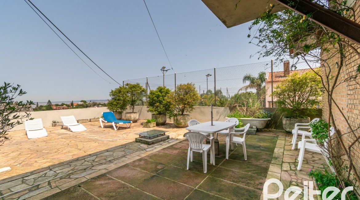 Casa à venda com 255m², 3 dormitórios, 1 suíte, 2 vagas, no bairro Vila Assuncao em Porto Alegre