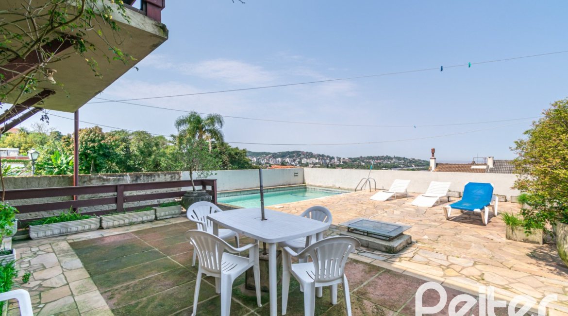 Casa à venda com 255m², 3 dormitórios, 1 suíte, 2 vagas, no bairro Vila Assuncao em Porto Alegre