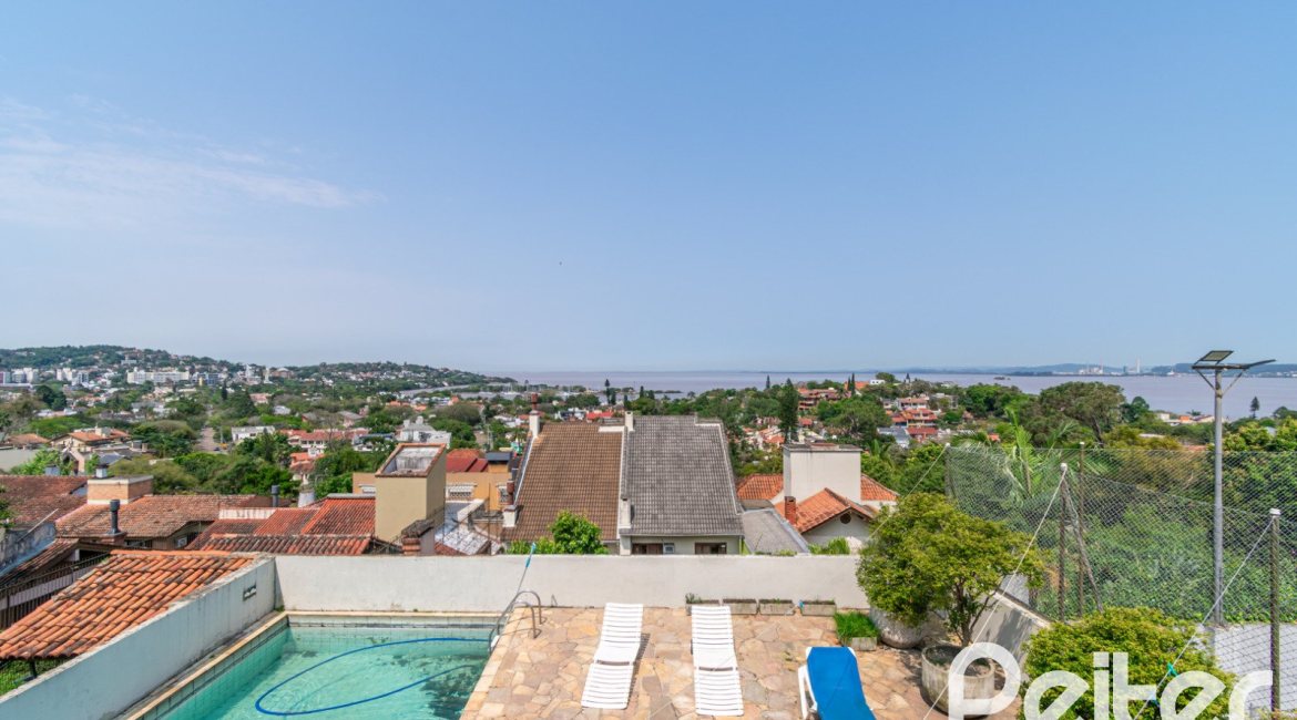 Casa à venda com 255m², 3 dormitórios, 1 suíte, 2 vagas, no bairro Vila Assuncao em Porto Alegre