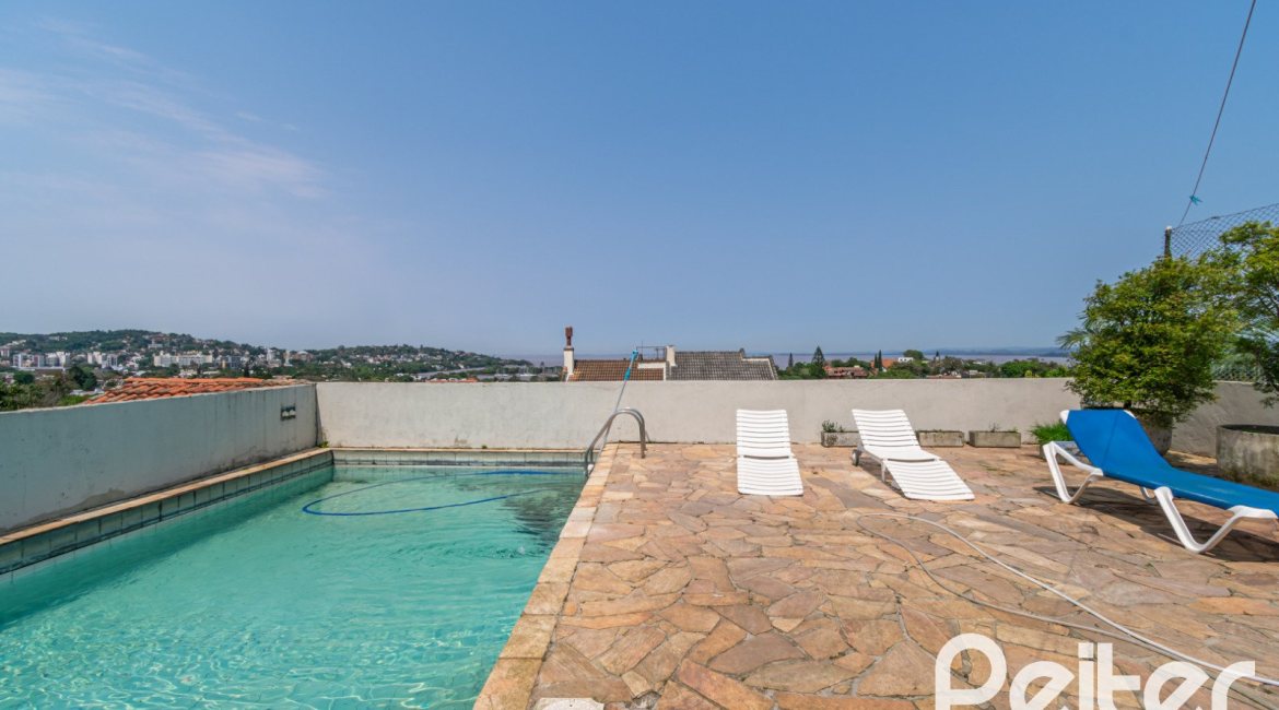 Casa à venda com 255m², 3 dormitórios, 1 suíte, 2 vagas, no bairro Vila Assuncao em Porto Alegre