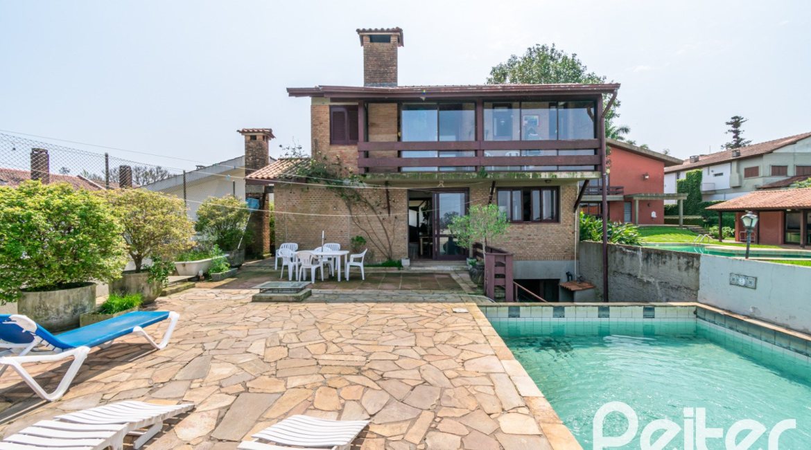 Casa à venda com 255m², 3 dormitórios, 1 suíte, 2 vagas, no bairro Vila Assuncao em Porto Alegre