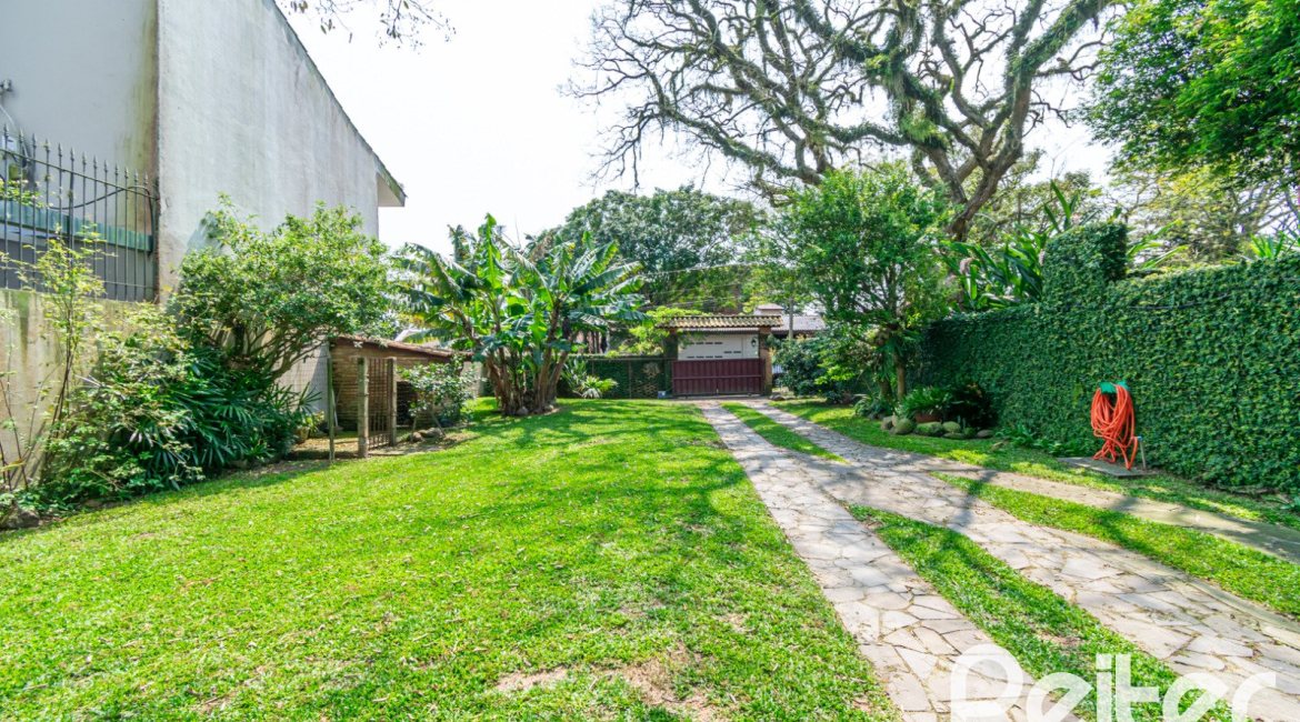 Casa à venda com 255m², 3 dormitórios, 1 suíte, 2 vagas, no bairro Vila Assuncao em Porto Alegre