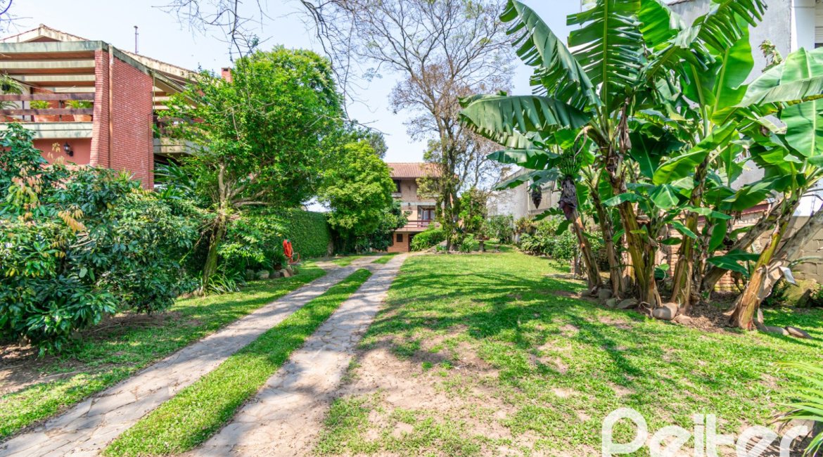 Casa à venda com 255m², 3 dormitórios, 1 suíte, 2 vagas, no bairro Vila Assuncao em Porto Alegre