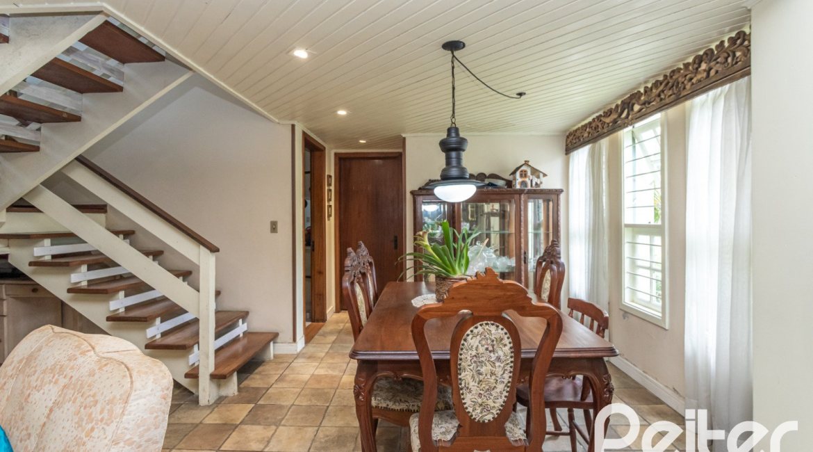 Casa à venda com 359m², 3 dormitórios, 1 suíte, 2 vagas, no bairro Ipanema em Porto Alegre