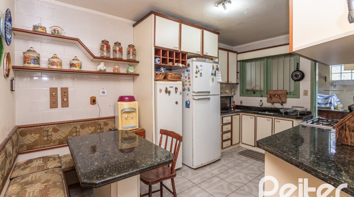 Casa à venda com 359m², 3 dormitórios, 1 suíte, 2 vagas, no bairro Ipanema em Porto Alegre