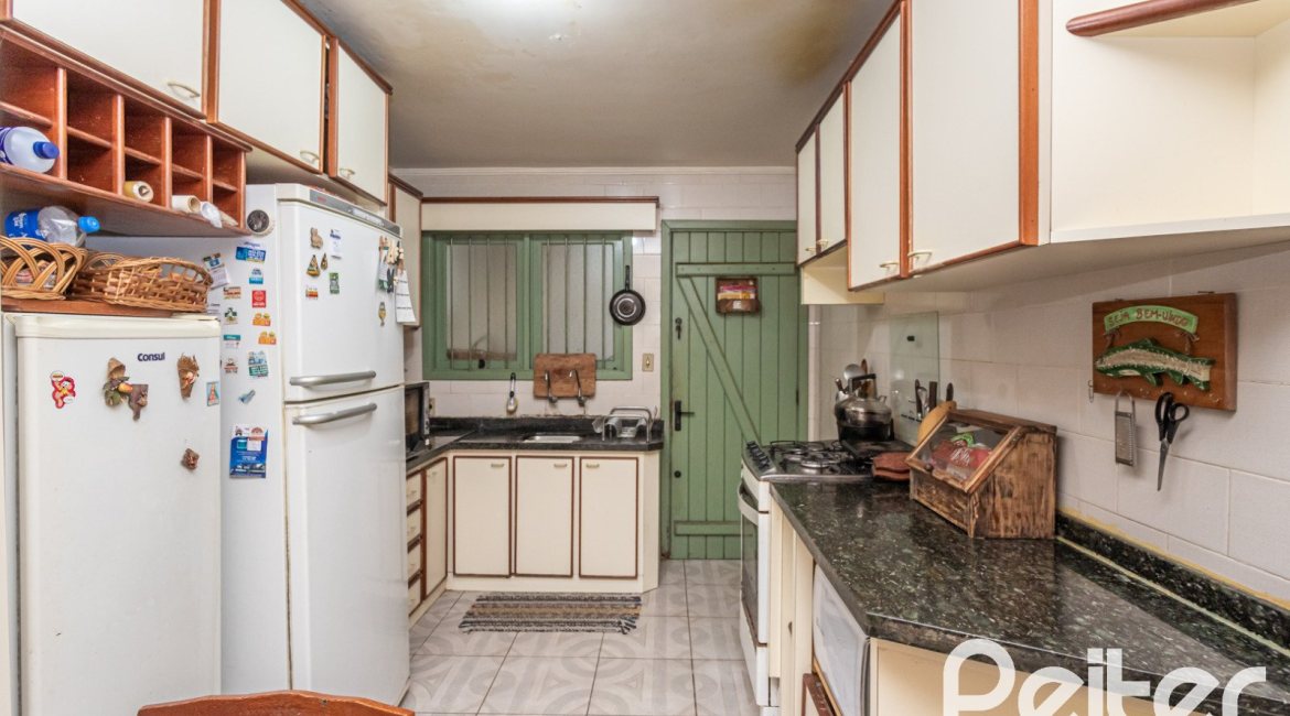 Casa à venda com 359m², 3 dormitórios, 1 suíte, 2 vagas, no bairro Ipanema em Porto Alegre