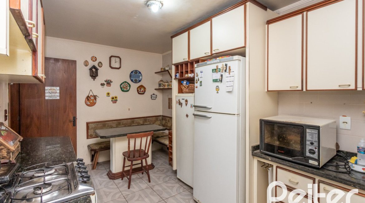 Casa à venda com 359m², 3 dormitórios, 1 suíte, 2 vagas, no bairro Ipanema em Porto Alegre