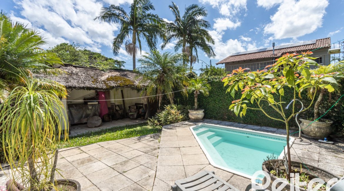 Casa à venda com 359m², 3 dormitórios, 1 suíte, 2 vagas, no bairro Ipanema em Porto Alegre