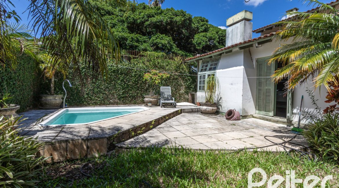 Casa à venda com 359m², 3 dormitórios, 1 suíte, 2 vagas, no bairro Ipanema em Porto Alegre